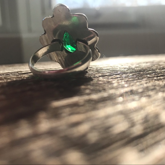 Silver plated emerald green quartz boho cocktail ring with filigree scrollwork - Picture 3 of 11